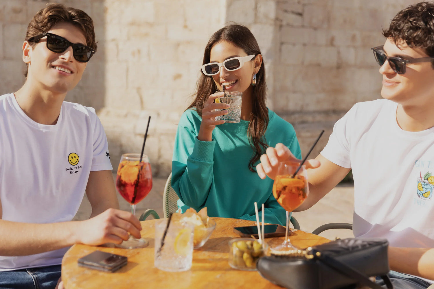 SuperCulture è il brand di riferimento per chi cerca uno stile spensierato, semplice, ma senza tralasciare la comodità e la qualità che solo il Made in Italy può garantire.