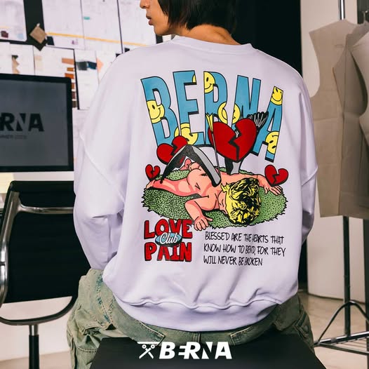 BERNA nasce, infatti, come linea pronto-moda ma, la qualità del prodotto e la presenza di uno spiccato carattere fashion che la contraddistingue, fanno si che sia un marchio affermato in tutt’Italia. Oggi Berna presenta collezioni Uomo, Donna