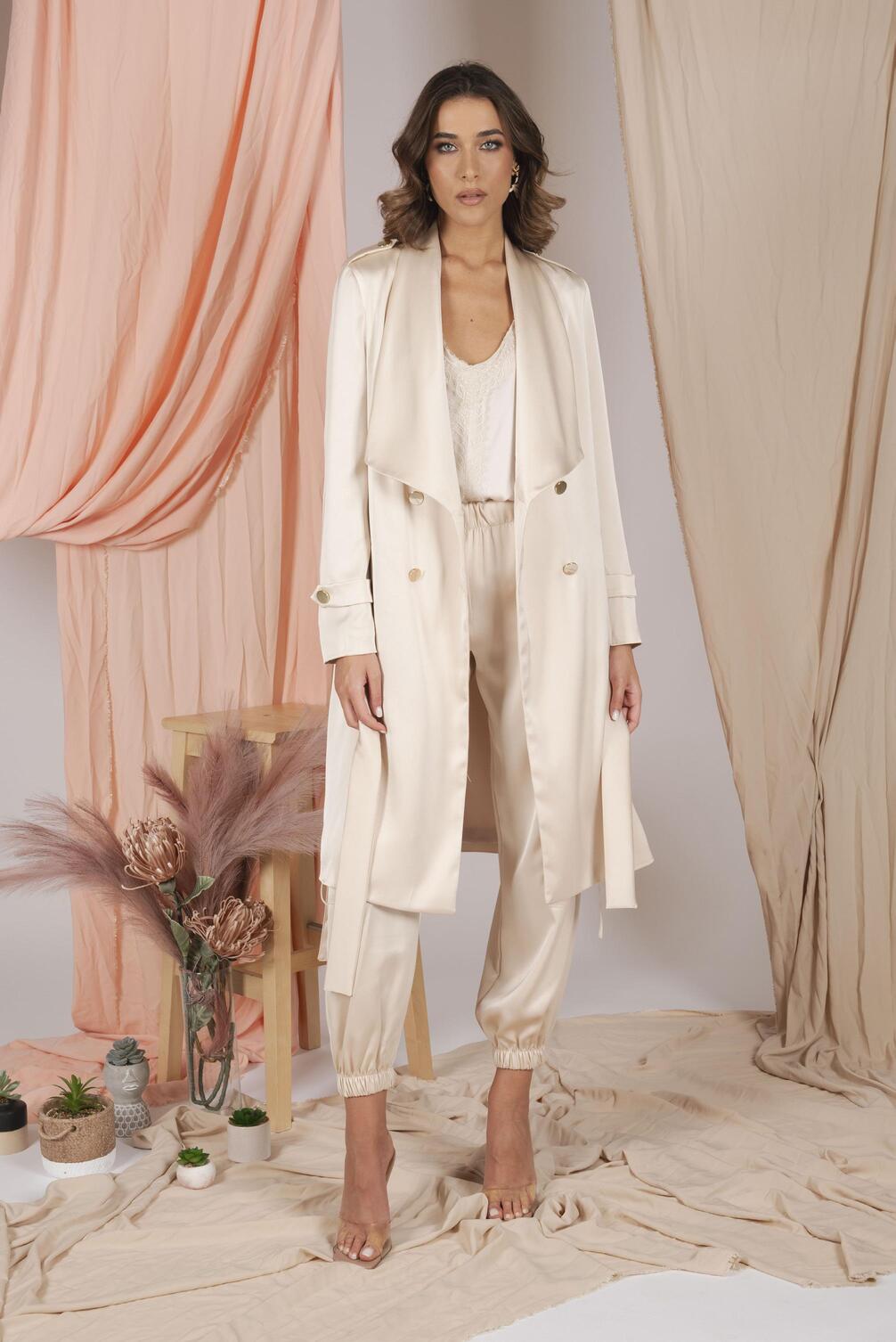 re-defining women’s fashion wear Atos Lombardini è un brand Made in Italy nato nella metà degli anni ’80, ha come mission l’obiettivo di vestire una donna raffinata e contemporanea ma soprattutto attenta ai dettagli ed alla qualità di ciò che indossa